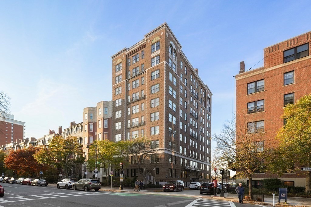 282 Beacon Street, Unit 6 Boston, MA 02116 - Photo 25 of 26 a view of a building and a street
