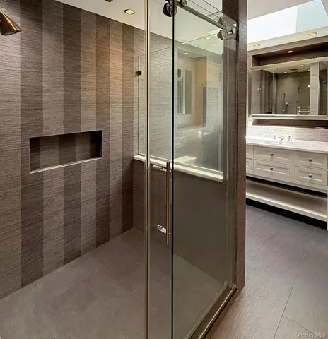 a aerial view of house with yard and swimming pool