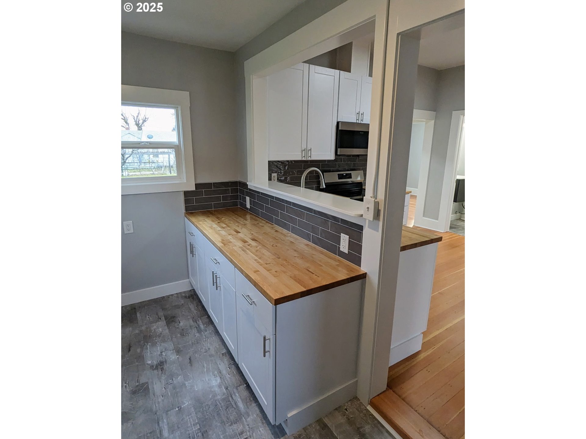 377 West Locust Avenue Hermiston, OR 97838 - Photo 15 of 16 a kitchen with granite countertop a sink and cabinets