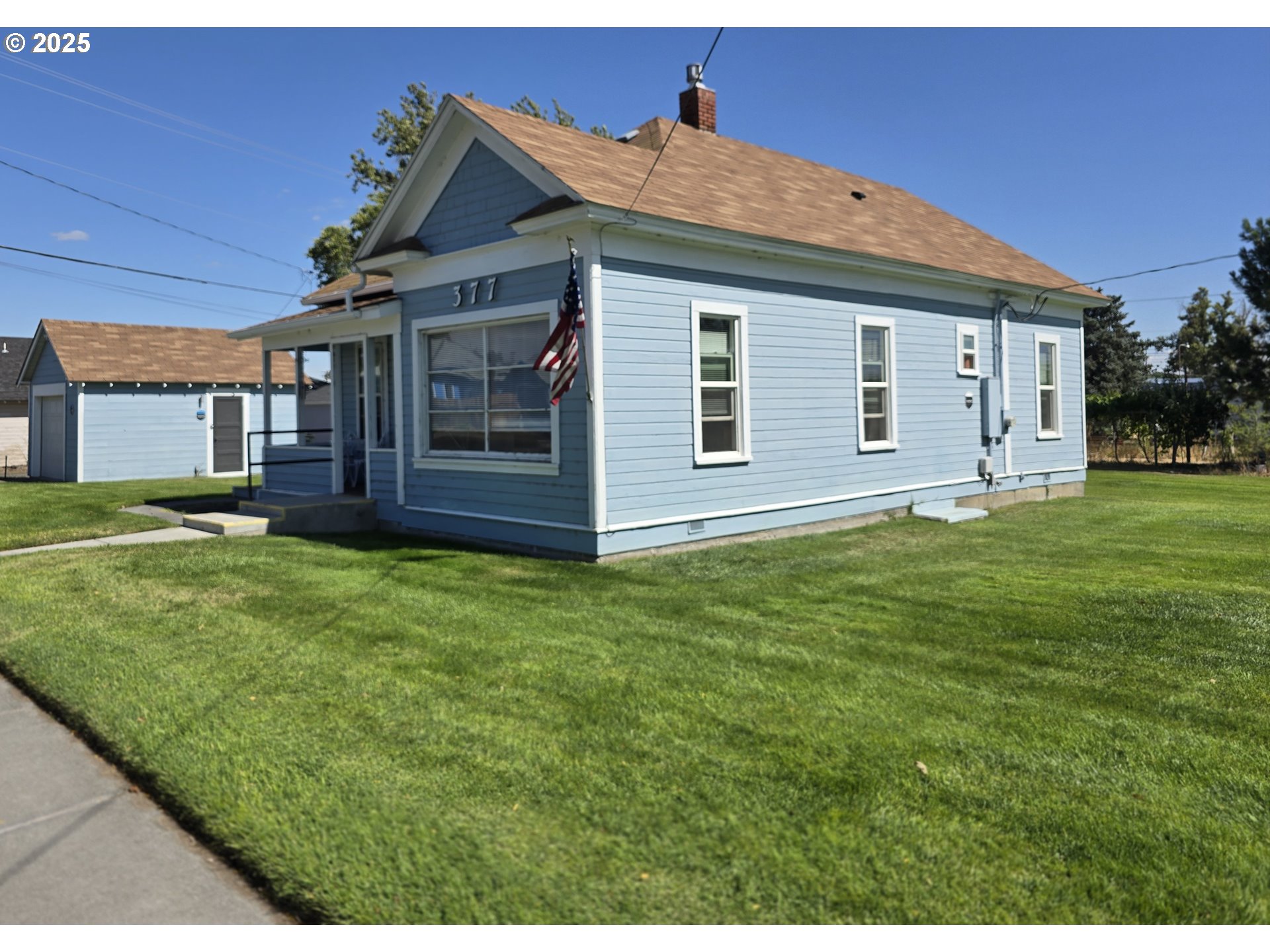 377 West Locust Avenue Hermiston, OR 97838 - Photo 2 of 16 a front view of house with yard and green space