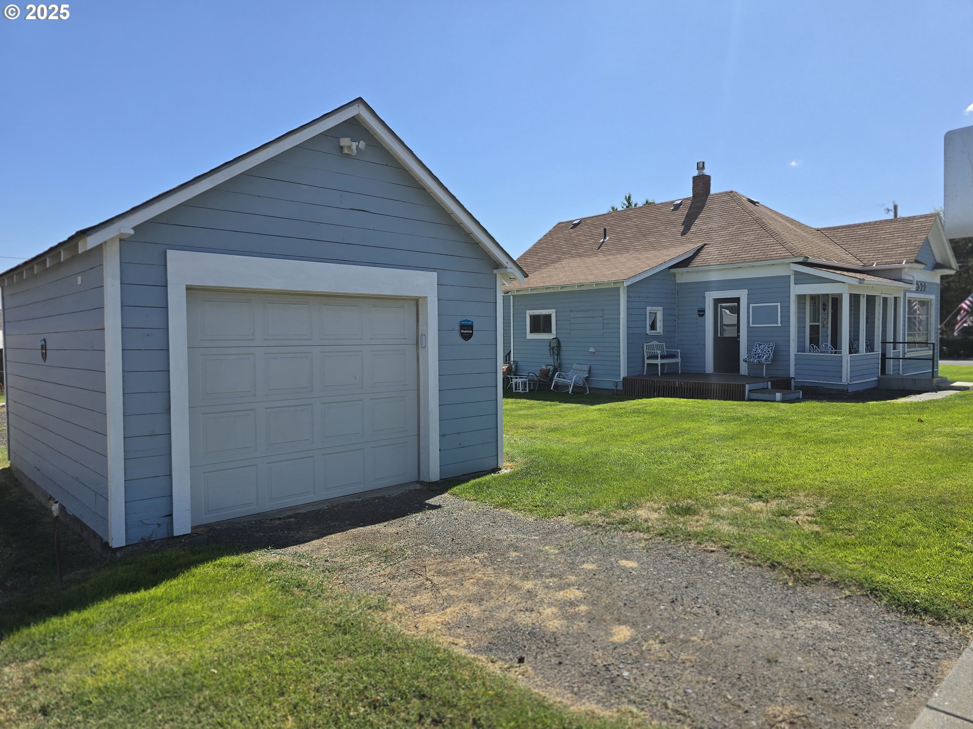 377 West Locust Avenue Hermiston, OR 97838 - Photo 3 of 16 a front view of house with yard and green space