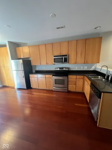 $2,095 | 521 North Park Avenue, Indianapolis, IN 46202