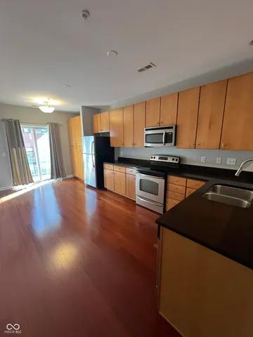 $2,095 | 521 North Park Avenue, Indianapolis, IN 46202