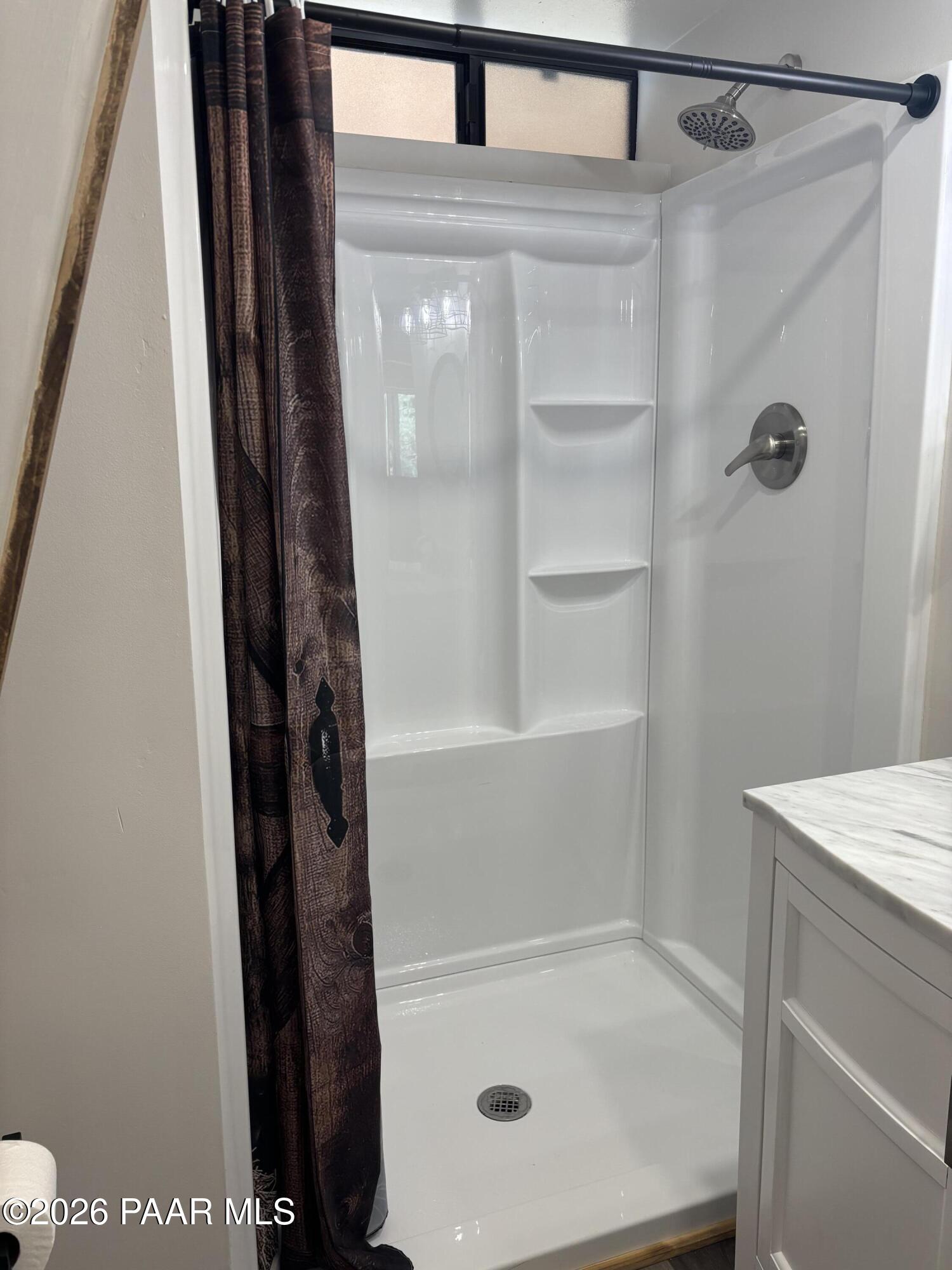 8550 South Breezy Pine Road Mayer, AZ 86333 - Photo 35 of 40 a bathroom with a bathtub