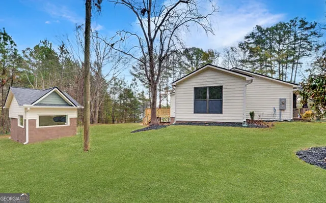 a view of a house with backyard