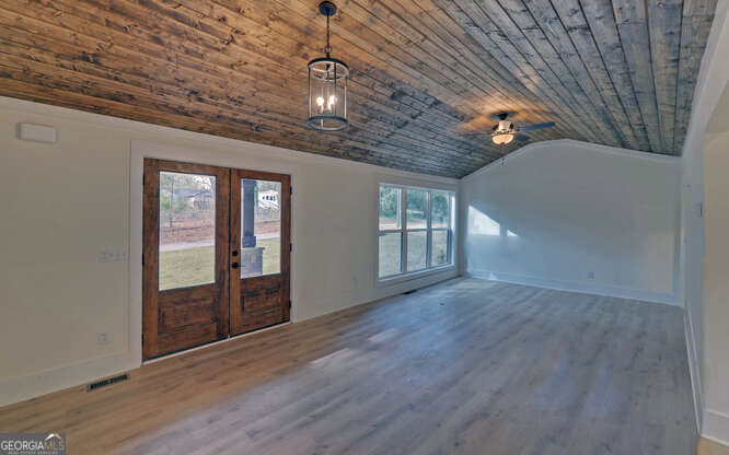 999 East Doyle Street Toccoa, GA 30577 - Photo 9 of 42 en empty room with windows