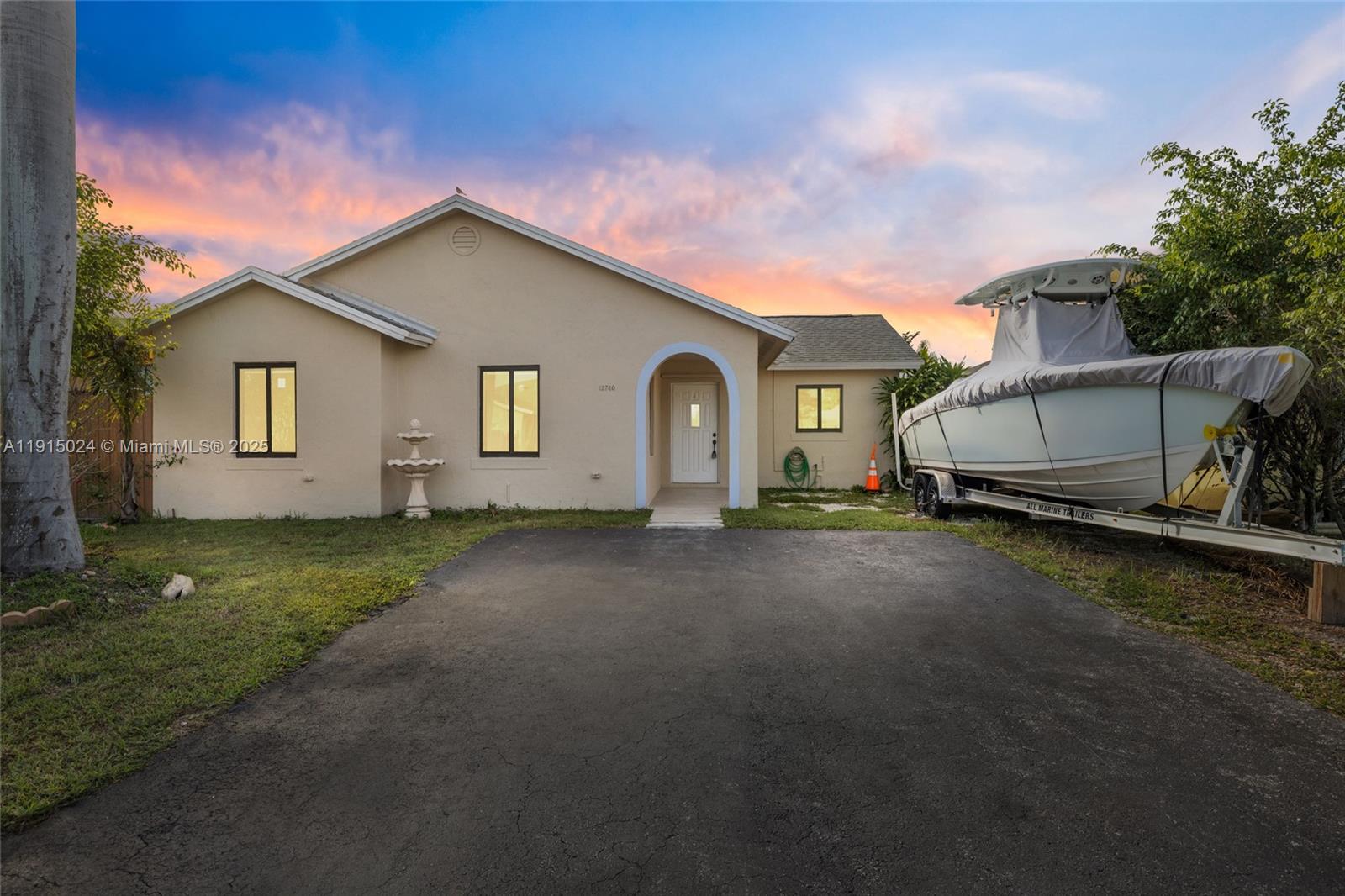 a view of a house with backyard and garden