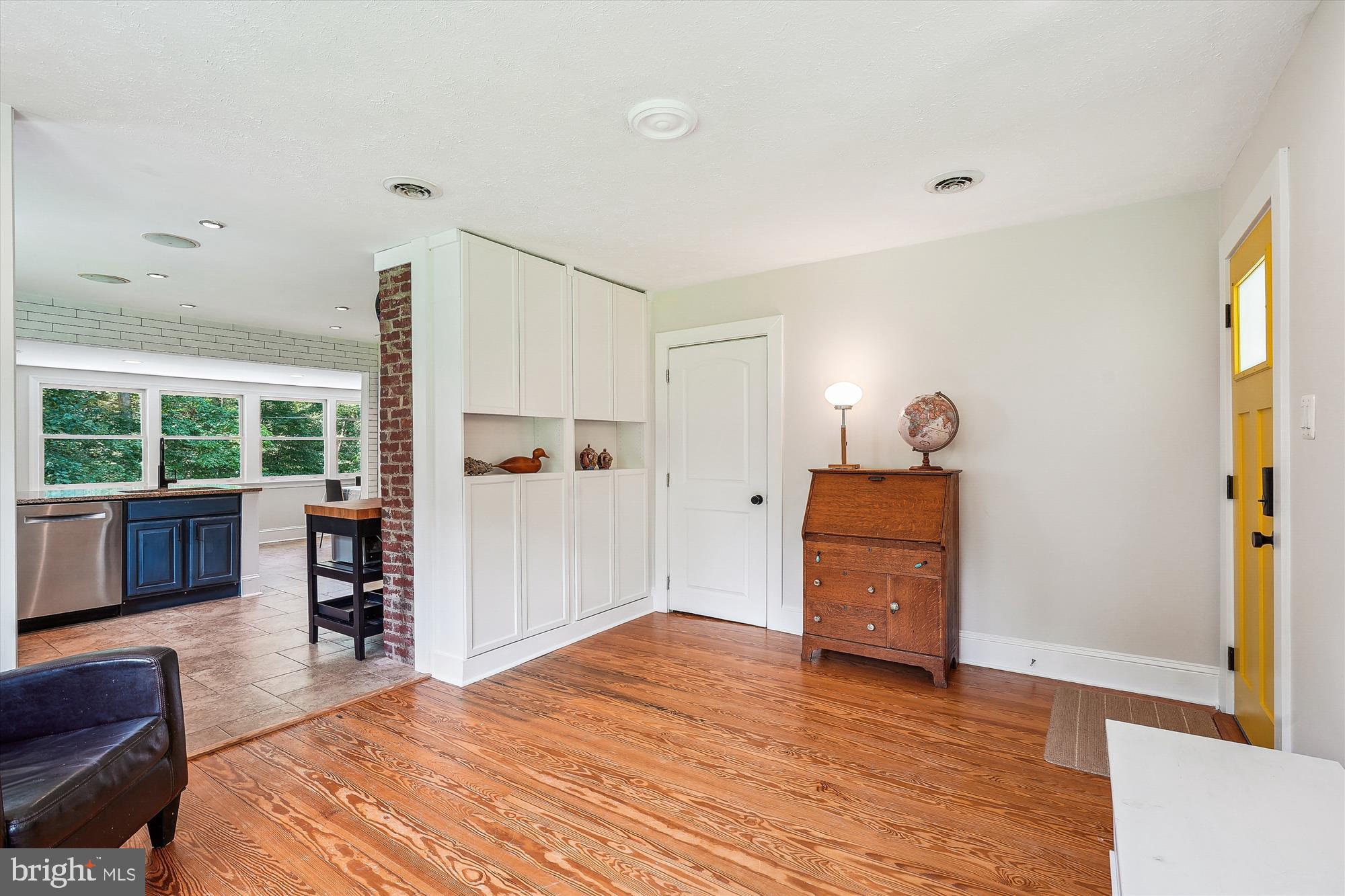 12377 Henderson Road Clifton, VA 20124 - Photo 12 of 85 Front entry into living area