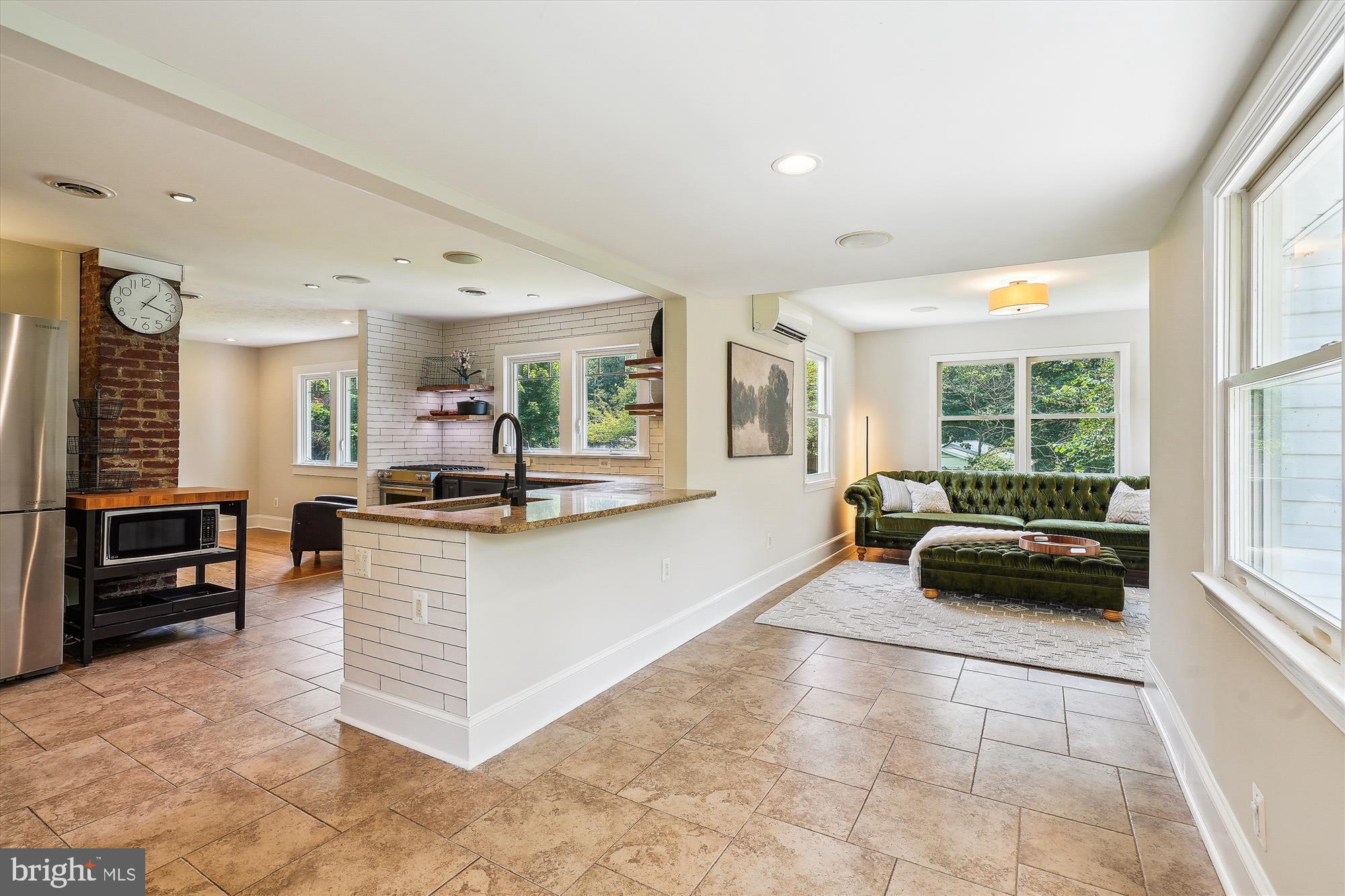 12377 Henderson Road Clifton, VA 20124 - Photo 23 of 85 View of kitchen and family room