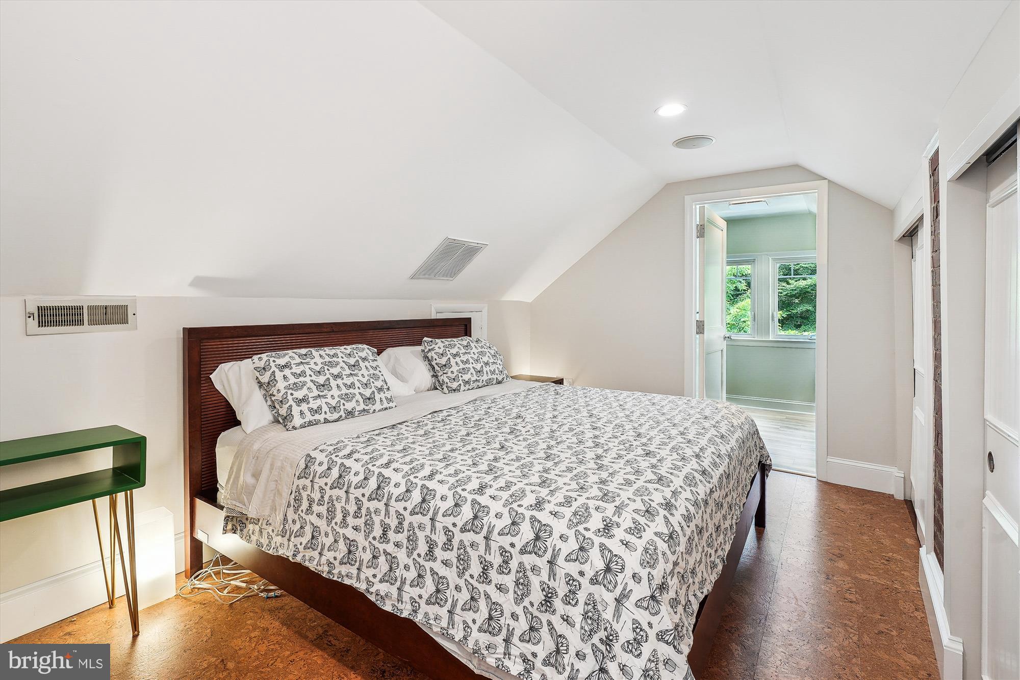 12377 Henderson Road Clifton, VA 20124 - Photo 39 of 85 Upper level bedroom with full bath