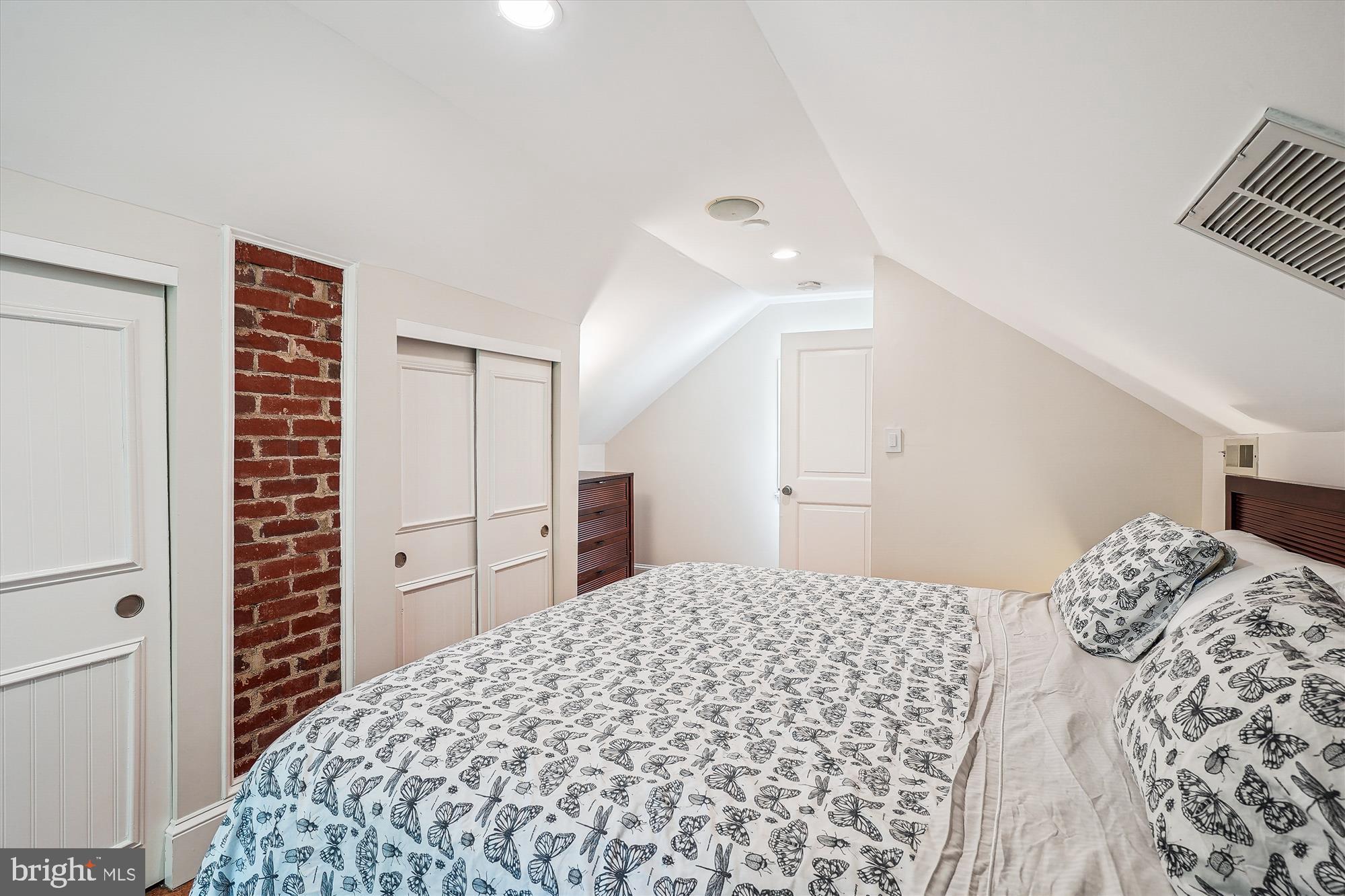 12377 Henderson Road Clifton, VA 20124 - Photo 40 of 85 Upper level bedroom with full bath