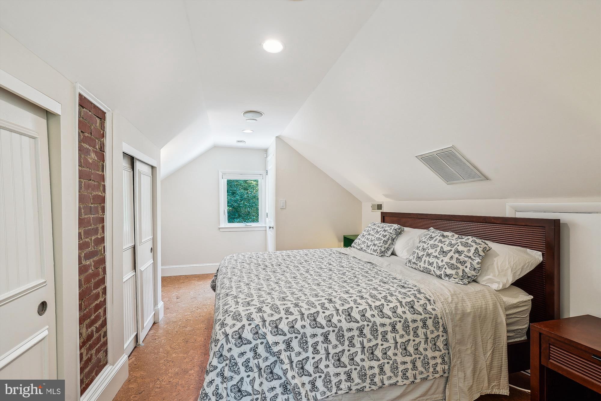 12377 Henderson Road Clifton, VA 20124 - Photo 41 of 85 Upper level bedroom with full bath