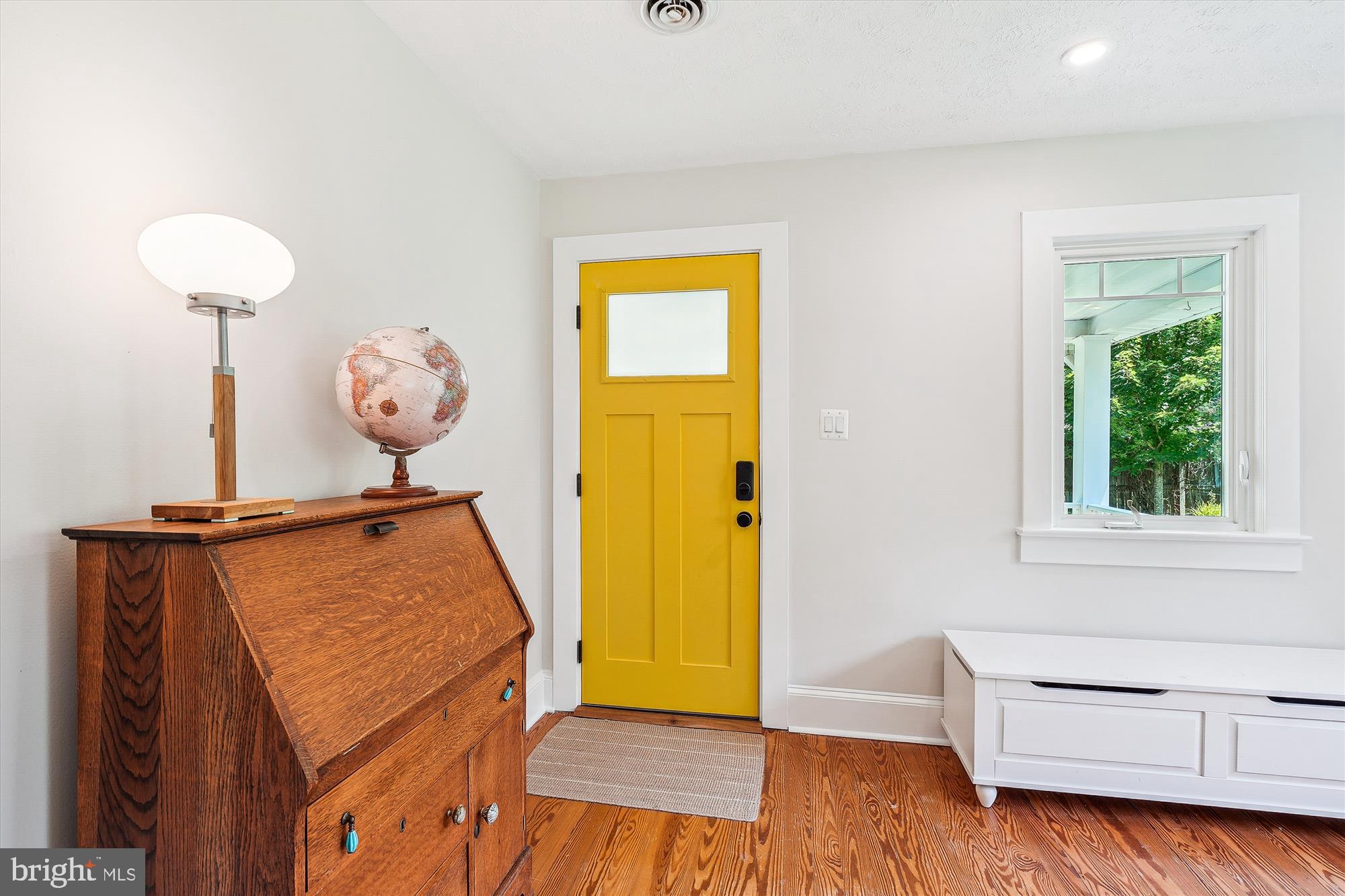 12377 Henderson Road Clifton, VA 20124 - Photo 10 of 85 Front entry in to living area