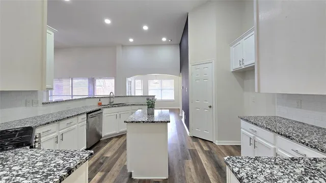 $2,600 | 6229 St Leonard Drive, Arlington, TX 76001