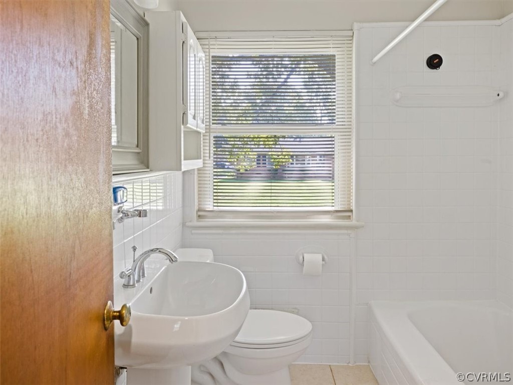 906 Pierpont Road Richmond, VA 23225 - Photo 18 of 24 a bathroom with a toilet a sink and a bathtub