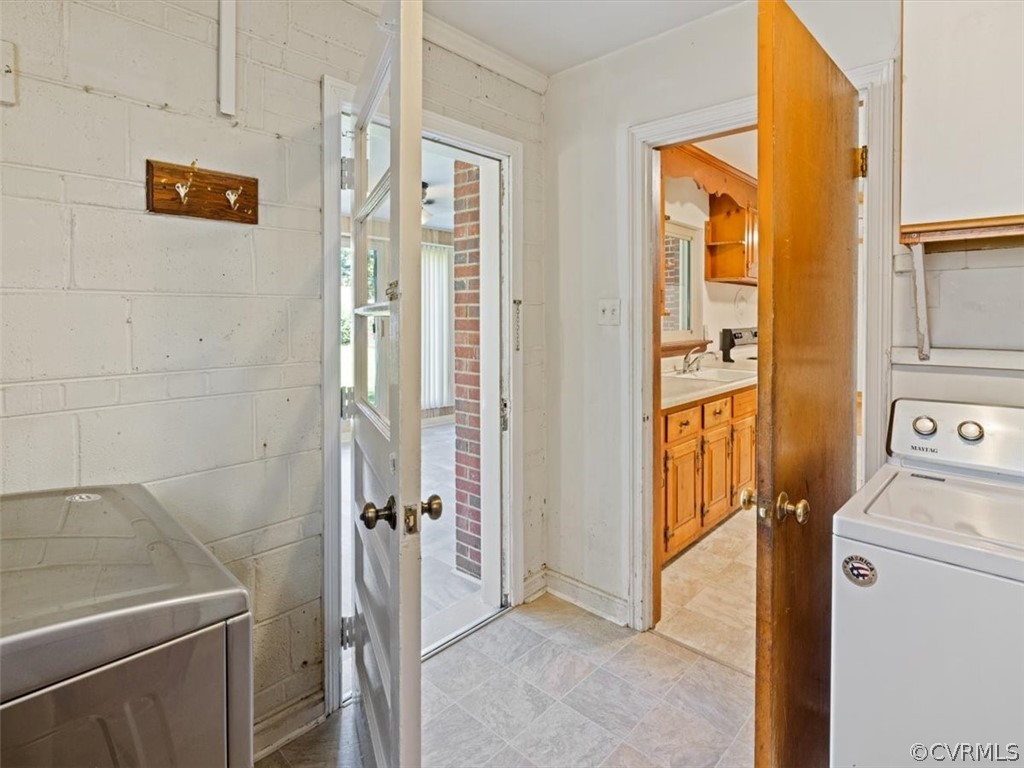 906 Pierpont Road Richmond, VA 23225 - Photo 10 of 24 a view of a bathroom with utility room