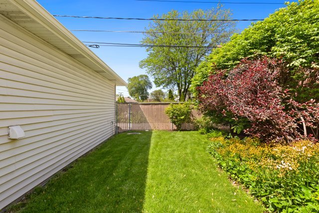 7009 34th Street Berwyn, IL 60402 - Photo 26 of 30 a view of a backyard with plants