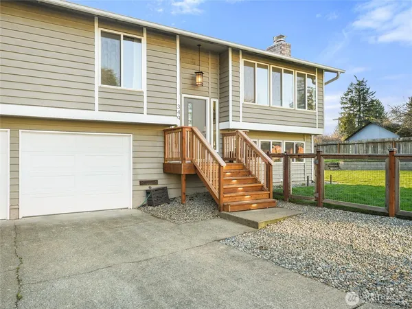 a view of a house with a yard