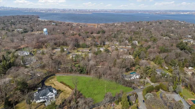$1,694,999 | 36 Cow Neck Road, Sands Point, NY 11050