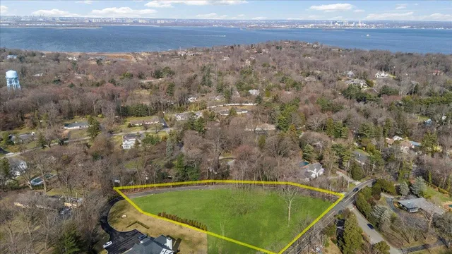$1,694,999 | 36 Cow Neck Road, Sands Point, NY 11050