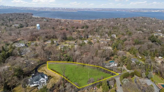 $1,694,999 | 36 Cow Neck Road, Sands Point, NY 11050