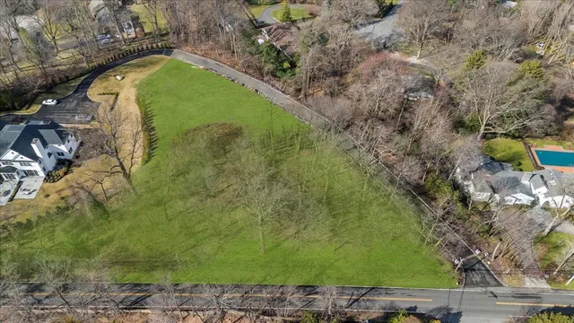 $1,694,999 | 36 Cow Neck Road, Sands Point, NY 11050