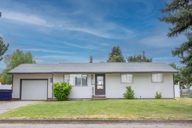 $405,000 | 26610 East Queen Avenue, Newman Lake, WA 99025