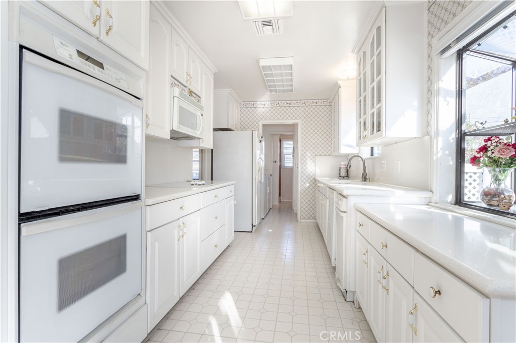 19218 Schoolcraft Street Reseda, CA 91335 - Photo 7 of 31