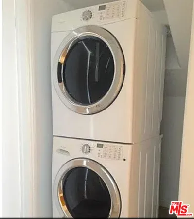 a close up view of a washer and dryer