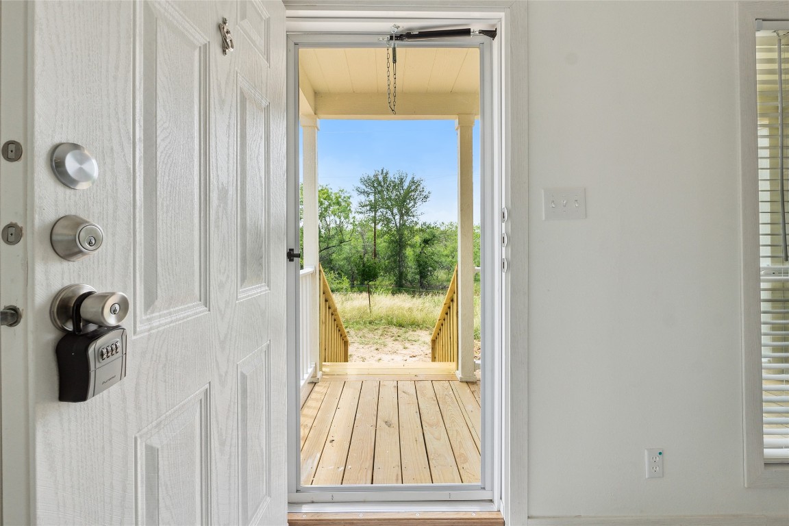 855 Roosevelt Road Kingsbury, TX 78638 - Photo 12 of 33 a view of a entryway