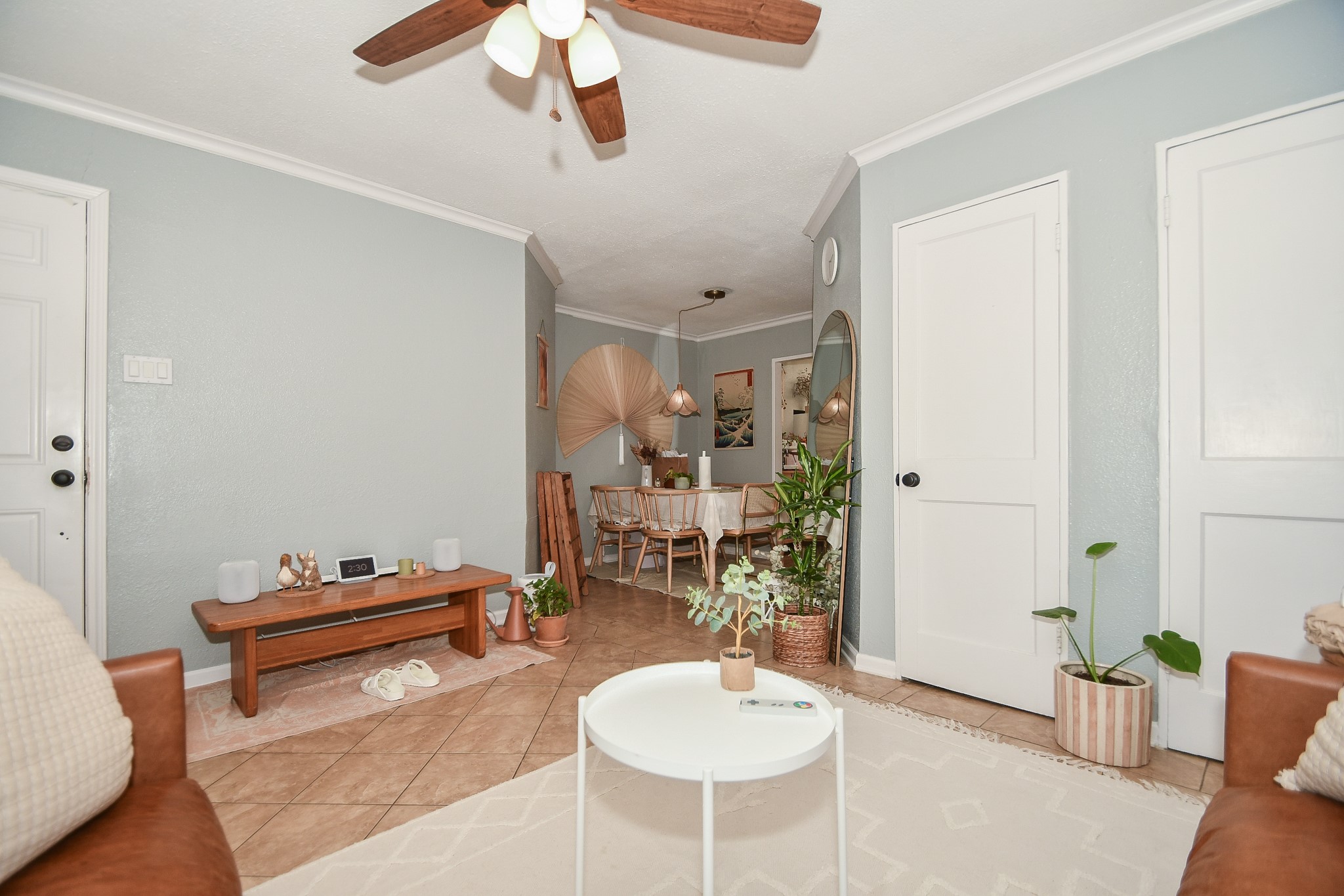 4623 Yupon Street, Unit 3 Houston, TX 77006 - Photo 7 of 18 a living room with furniture and a chandelier
