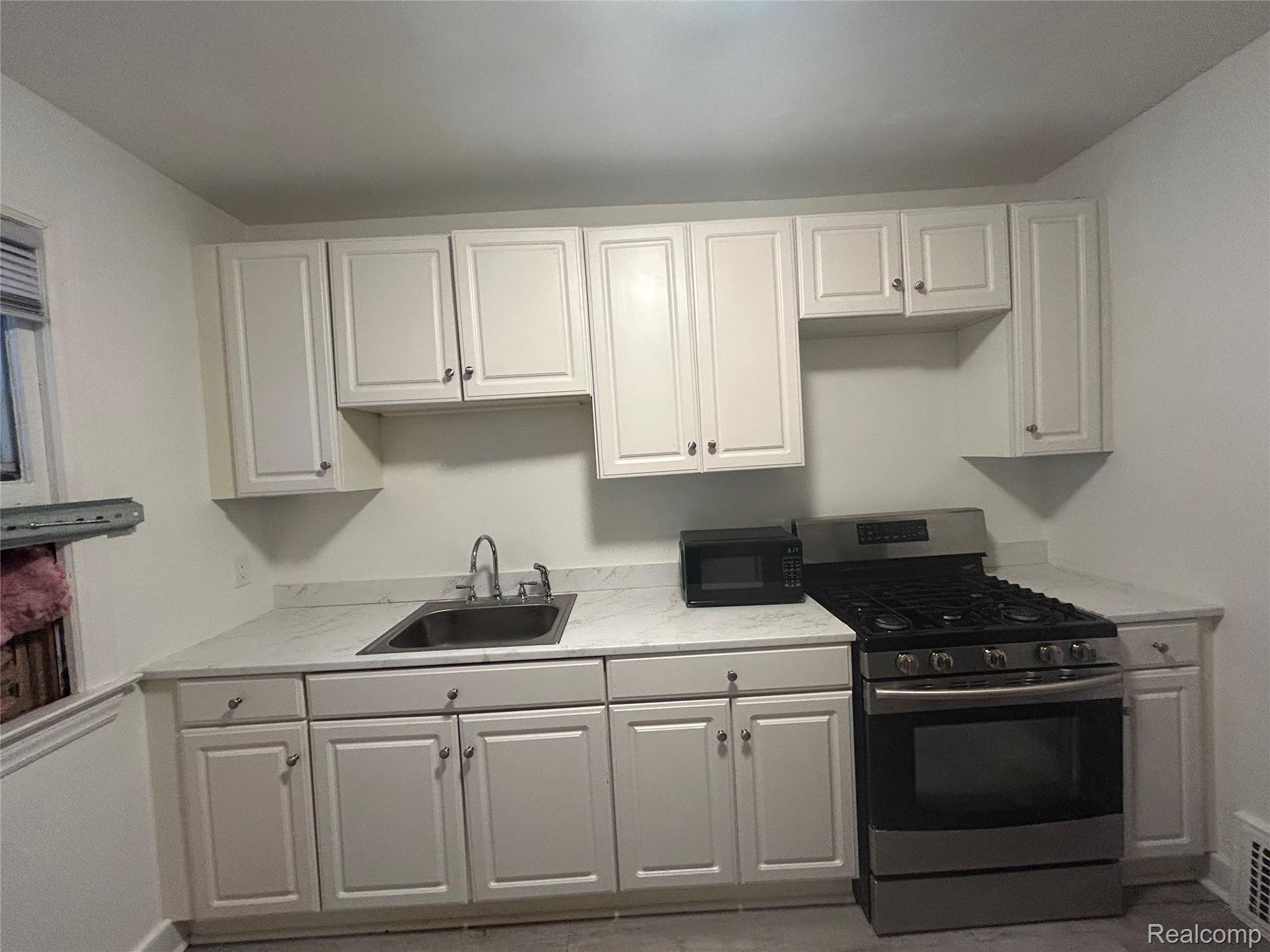 4401 Buckingham Detroit, MI 48224 - Photo 23 of 41 Kitchen - upper