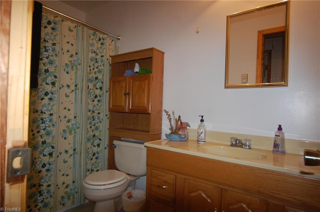 677 Shirley Road Lexington, NC 27292 - Photo 5 of 28 Gallery Image 5