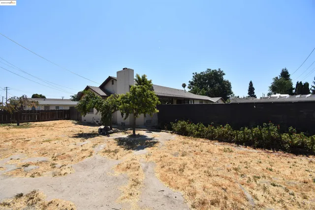 a view of a backyard of the house