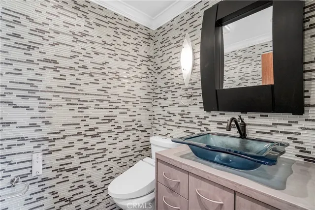 a picture of a very nice looking room