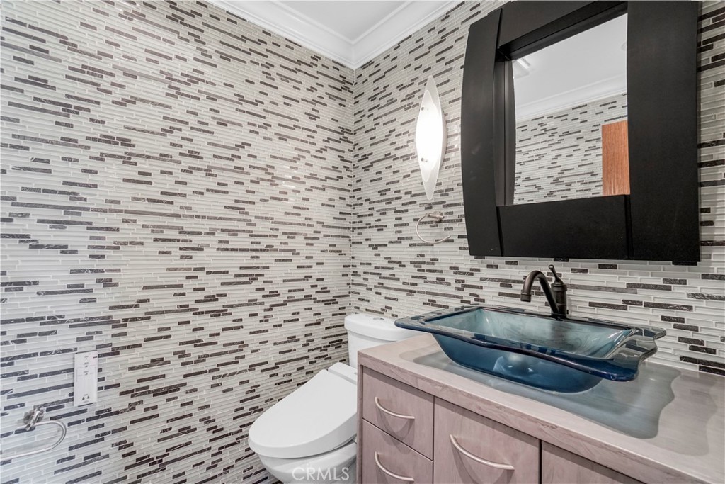7301 Vista Del Mar, Unit A212 Playa del Rey, CA 90293 - Photo 27 of 45 Guest bathroom