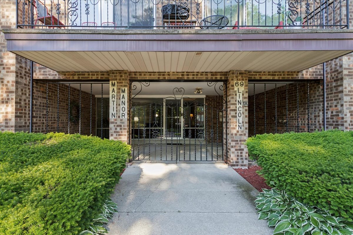 69 Lincoln Avenue, Unit 1S Riverside, IL 60546 - Photo 3 of 28