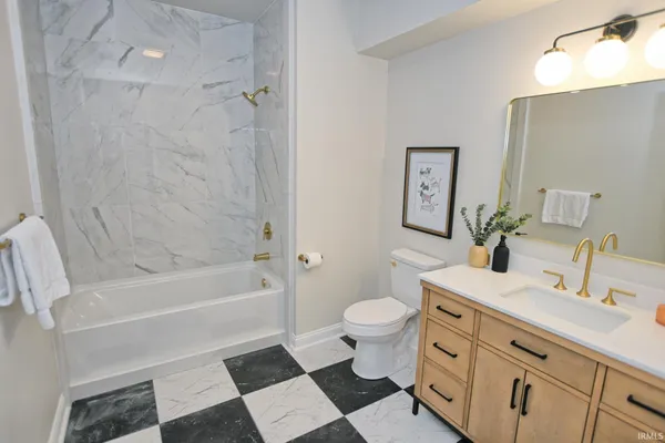 $1,049,000 | 2122 Lakes Edge Drive, Newburgh, IN 47630