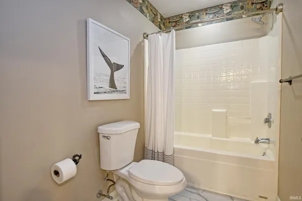 $1,049,000 | 2122 Lakes Edge Drive, Newburgh, IN 47630