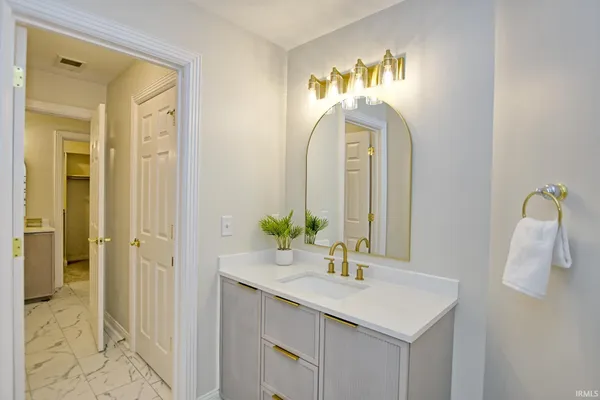 $1,049,000 | 2122 Lakes Edge Drive, Newburgh, IN 47630