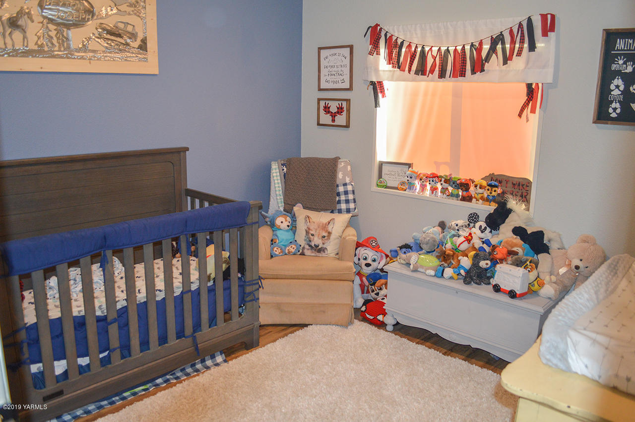 513 Burnham Road Yakima, WA 98908 - Photo 12 of 18 a bedroom with furniture and a window