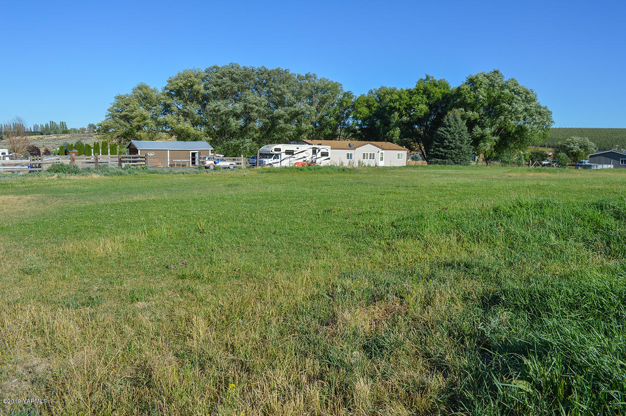 513 Burnham Road Yakima, WA 98908 - Photo 16 of 18 a green field with lots of bushes