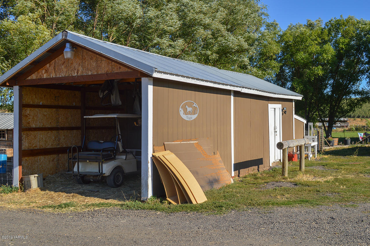 513 Burnham Road Yakima, WA 98908 - Photo 18 of 18 a front view of house with yard