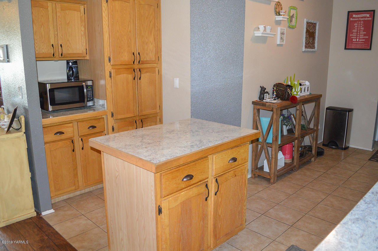 513 Burnham Road Yakima, WA 98908 - Photo 3 of 18 a view of a kitchen with electric appliances