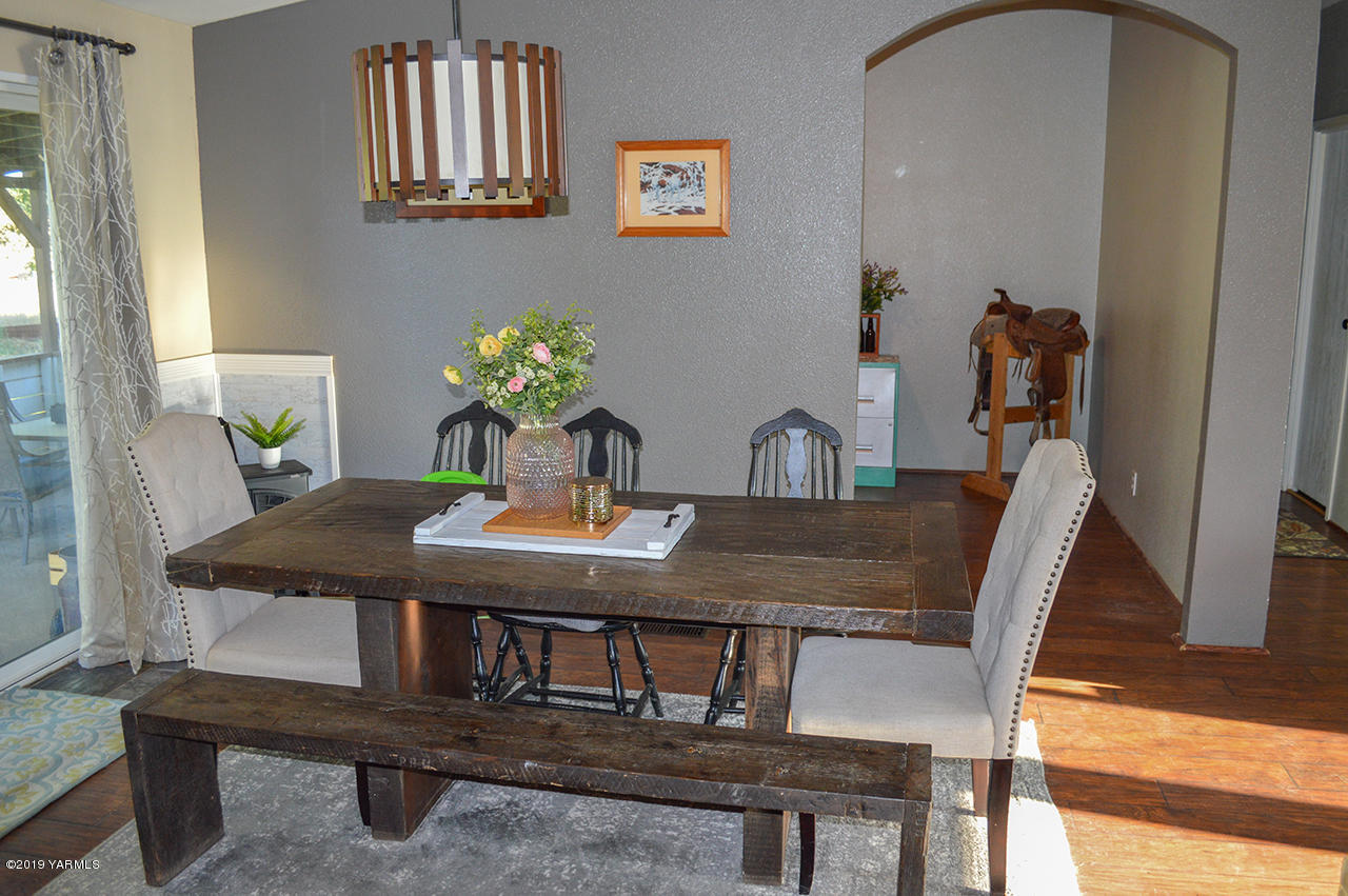 513 Burnham Road Yakima, WA 98908 - Photo 6 of 18 a view of a dining room with furniture
