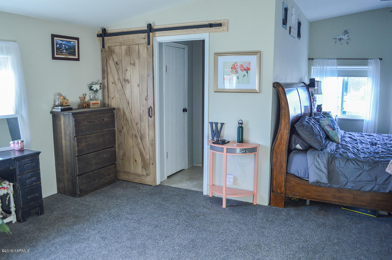 513 Burnham Road Yakima, WA 98908 - Photo 7 of 18 a bed room with a bed and a window