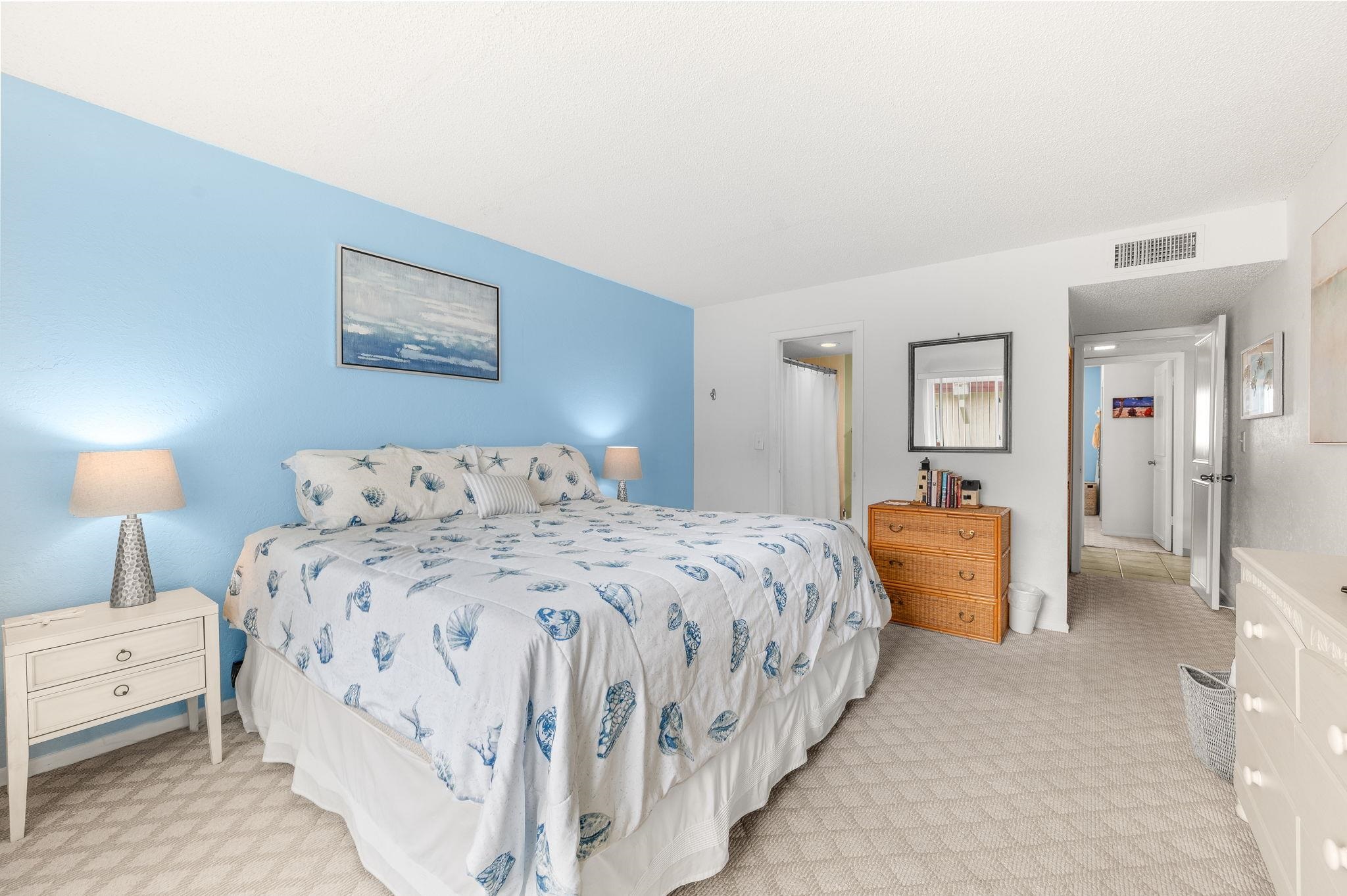 7175 A1A South, Unit F237 St. Augustine, FL 32080 - Photo 20 of 63 a spacious bedroom with a bed and a lamp