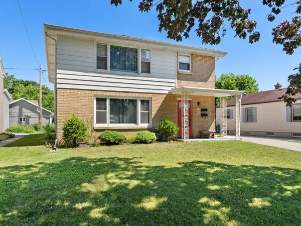 $227,500 | 2216 La Follette Avenue, Unit 2216A, Manitowoc, WI 54220