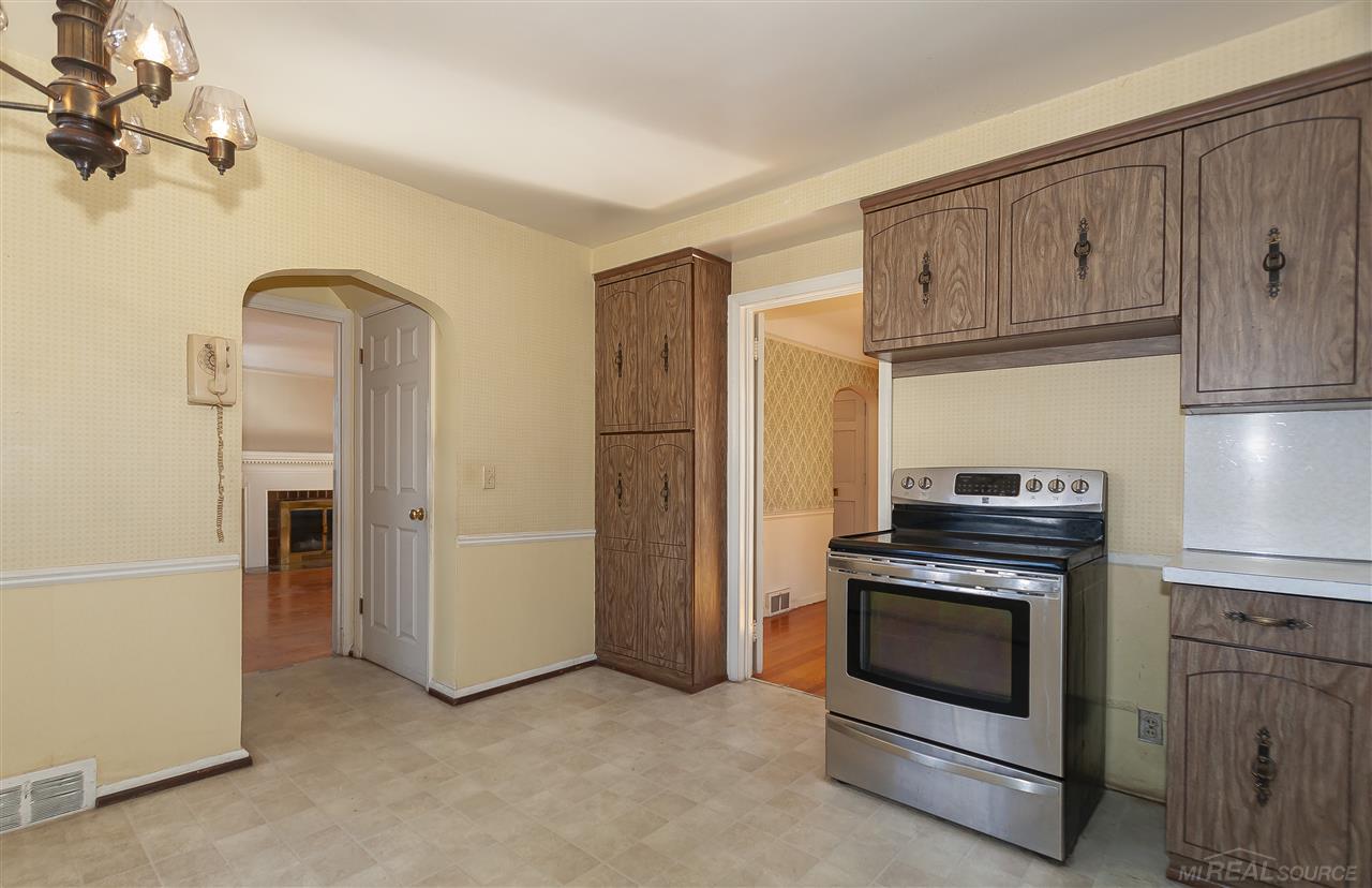 1590 Fairholme Road Grosse Pointe, MI 48236 - Photo 13 of 32 50008341-12.JPG