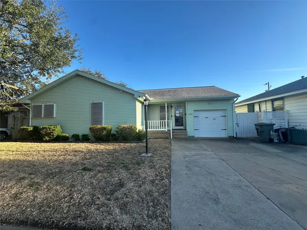 $309,900 | 7209 Sycamore Drive, Galveston, TX 77551
